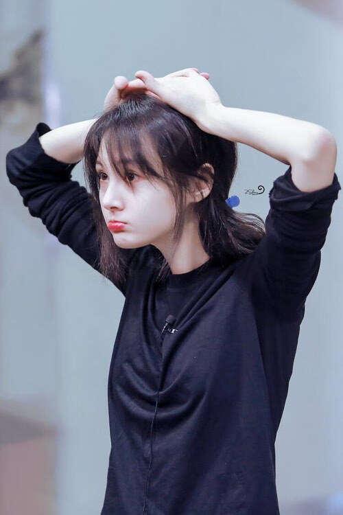 乒乓球赛事场外:选手备战紧张进行,比赛乒乓